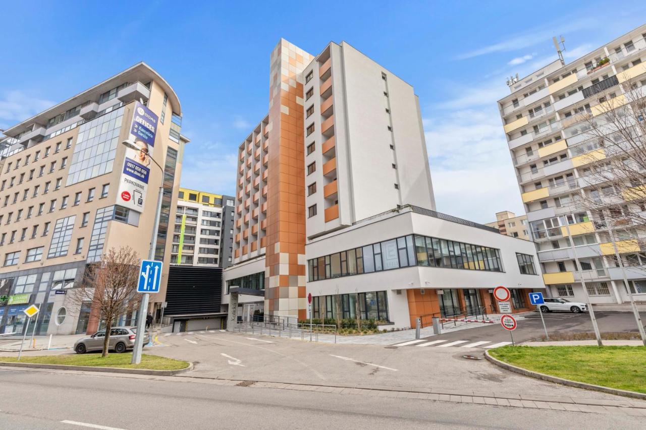 Lam Rose - Ac - Terrace Apartment บราติสลาวา ภายนอก รูปภาพ